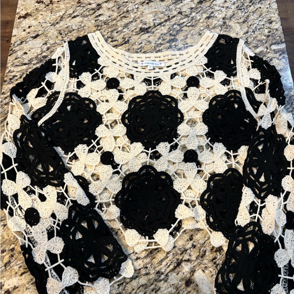 Crochet Floral Crop Top - Black & Cream